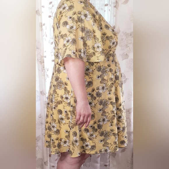 Torrid, yellow, floral, short sleeve dress, mid hem, - Picture 6 of 9